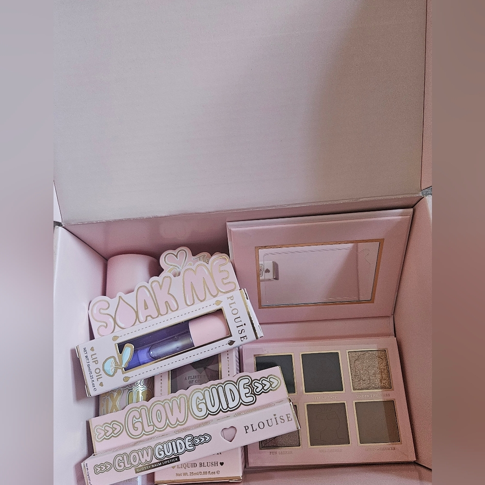 Makeup Bundle - Picture 1 of 3